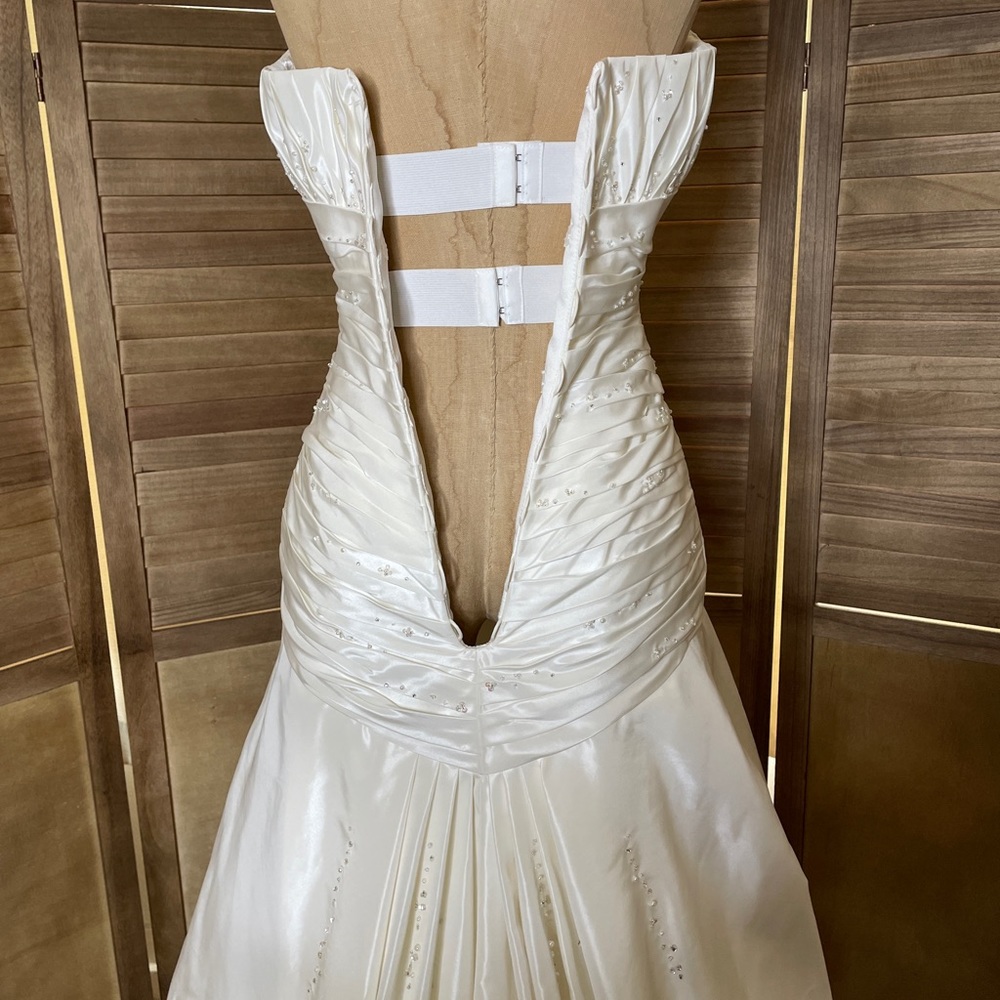 Ivory Wedding Dress. - Picture 8 of 16